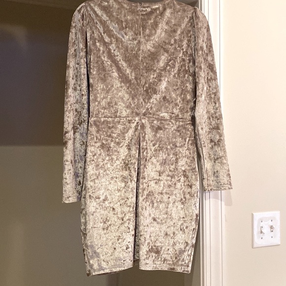 Main Strip NWT Gorgeous Gold/Cream Velour Junior Dress 👗 Size Large - Picture 9 of 16